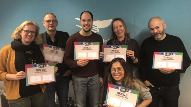 Deelnemers van de Optimaal Digitaal spelleider training tonen hun certificaat
