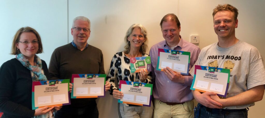 Deelnemers van de Optimaal Digitaal spelleider training laten trots hun certificaat zien