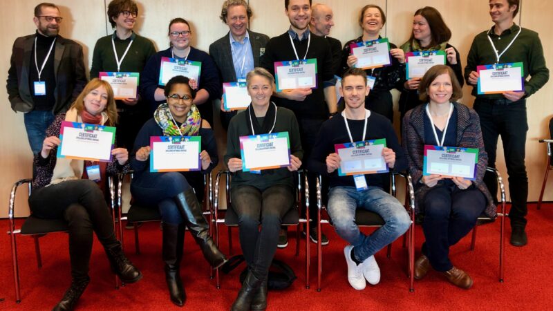 Deelnemers van de Optimaal Digitaal spelleider training laten trots hun certificaat zien